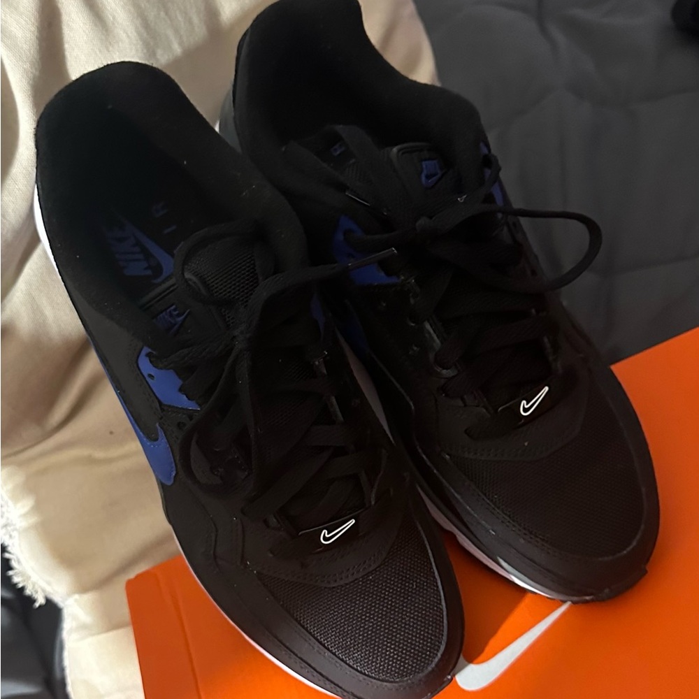 Nike Men's Black and Dark Blue Sneakers